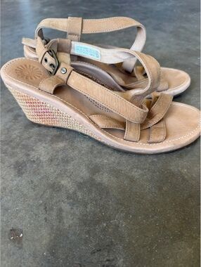 UGG Women's Tan Leather Wedge Sandals Size 9